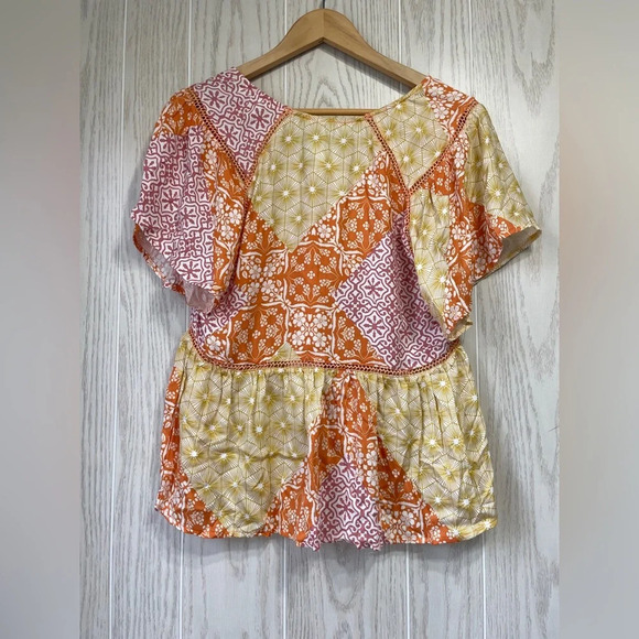 Olivaceous Womens Medium Blouse Orange White Geometric S/S Woven V Neck NWT - Picture 3 of 3